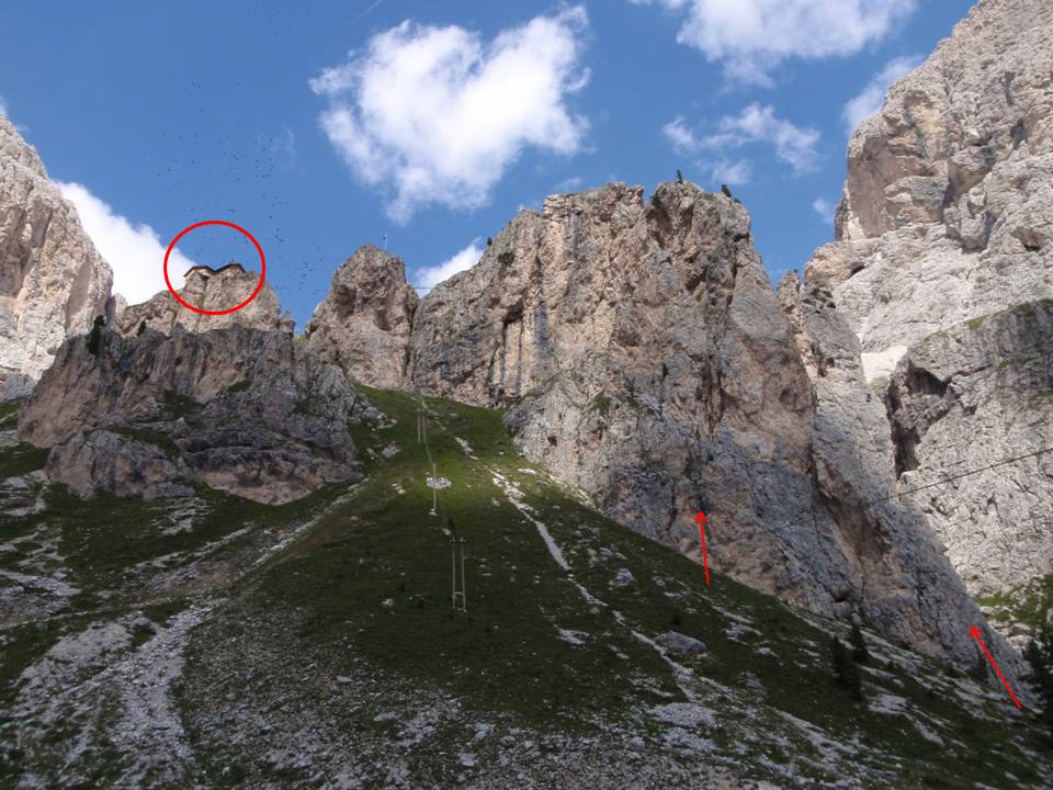 slide1 Preuss hut in the left circle, photo taken from the approach path from Gardeccia. The 2 red arrows shows the start of multipitches