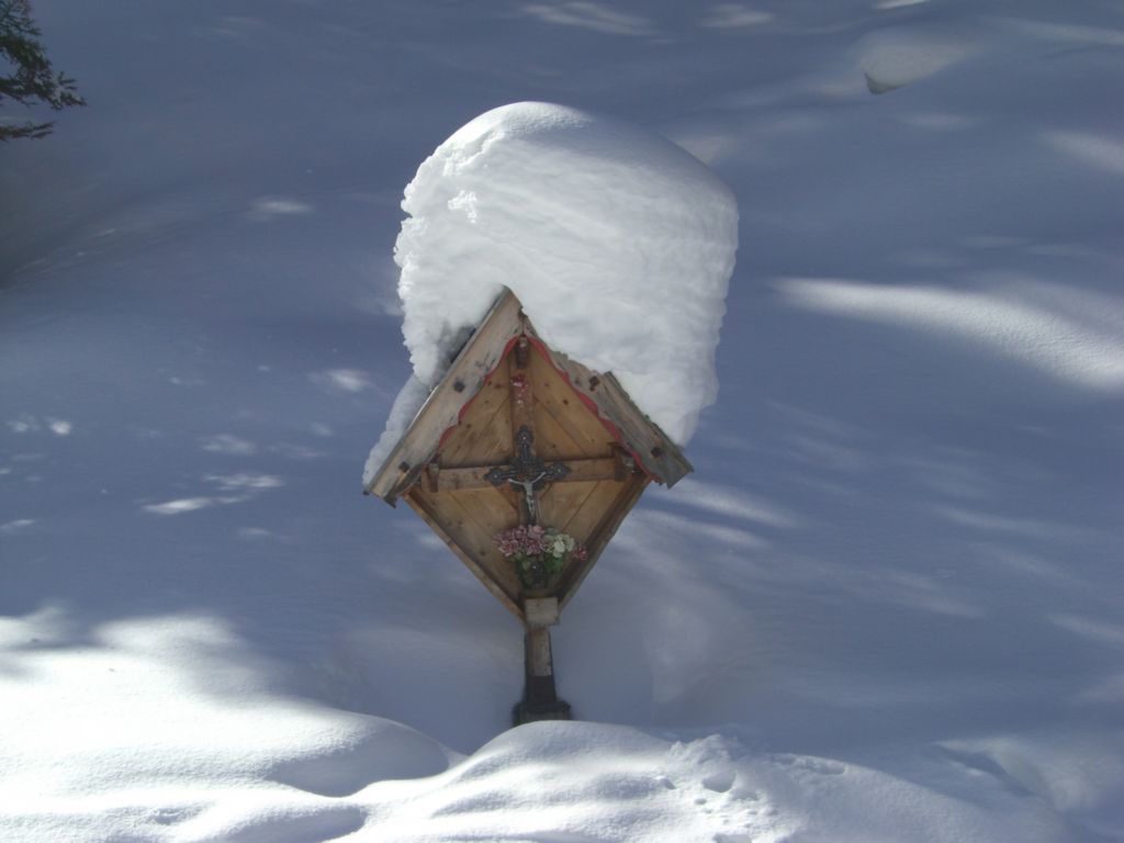 skialp-vallaccia_02 Lots of snow on signs and crucifix