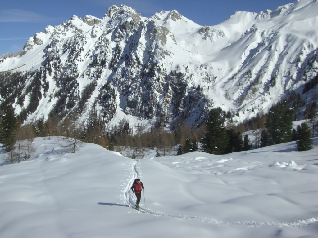 skialp-vallaccia_03 The slow ascent with an awesome background