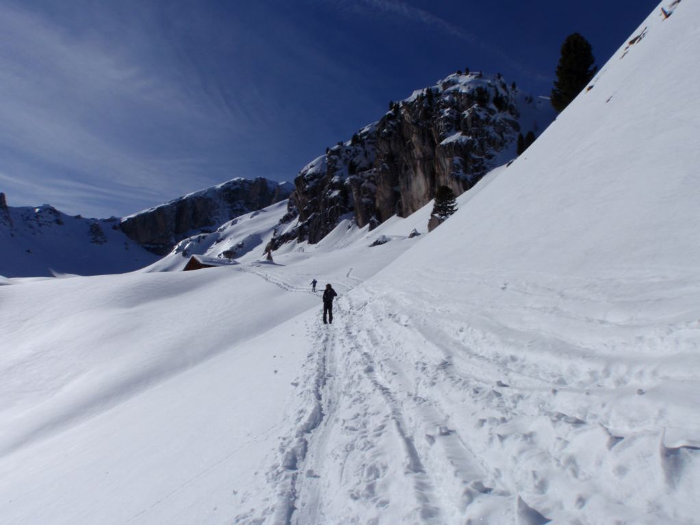 skialp-vallaccia_08 Traversing a dodgy pendence in the warmest part of the day - snow hold on on the right!